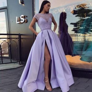 Ljus Lila Satin Beaded Aftonklänningar Bateau Neck Cap Sleeves High Split Floor Length Ball Gown Prom Klänningar Formella klänningar