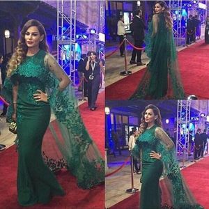 Vintage Lace Emerald Green aftonklänningar med CAPES 2023 Arabiska sjöjungfru Chiffon Tulle Applique pärlstav långvarig kändis röd mattan klänning