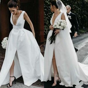Romantisk djup V-hals arabisk satin bröllopsklänningar boll delad backless plus size saudi country custom vestido de novia formell brida262c
