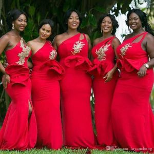 Rotes One-Shoulder-Meerjungfrau-afrikanisches Brautjungfernkleid mit Rüschen an der Taille, Applikationen, Perlen, goldenes Brautjungfernkleid in Übergröße für Hochzeitsgäste