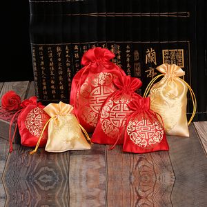 50pcs 전통적인 중국 새틴 드로우 스트링 백 웨딩 파티 사탕 가방 선물 패키지 가방 빨간색 또는 금을위한 XI 파우치 선호