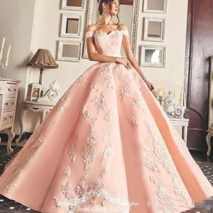 魅力的なピンクのボールガウンのQuinceaneraのドレスセクシーな花びらアップリケ長いプロムのイブニングガウンサウジアラビアアラビア語正社ドレス