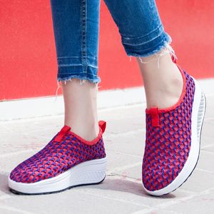 Gorąca Sprzedaż - Nowa Oddychająca Siatka Platformy Buty Kobiety Dziewczyny Slip On Buty Wysokość Zwiększanie Miękkich Tonizujących Walking Schemne Buty