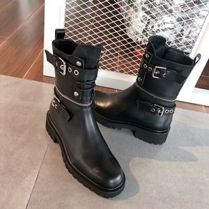 Sapatos romanos clássicos de estilo europeu, fotos de mulheres, botas de martin, botas de moto com zíper, decoração de fivela de decoração de letra de carta sexy, decoração de fivela