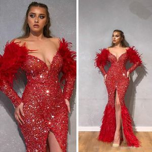 2020 Arabski ASO Ebi Red Sparkly Prom Dresses Feather Mermaid Głębokie V Neck Pageant Dress Długim Rękawem High Front Split Formalne Party Suknie