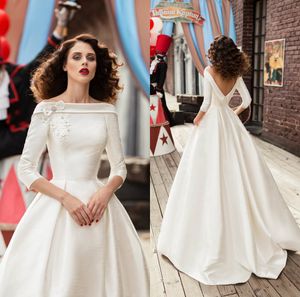 Prosta Wspaniała Linia Suknie Ślubne Bateau Z Długim Rękawem Appliqued Lace Backless Suknia Ślubna Elegancki Sweep Pociąg Satynowy Vestidos De Novia