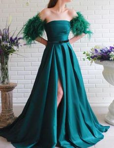 2020 Modest Emerald Elegant aftonklänningar med fjädrar ärmar Stropplösa veckade Sashes sida split prom klänning formella festklänningar vestidos