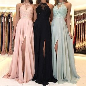 Szyfonowe Długie sukienki Druhna Dresses Tanie Halter Neck Illusion Lace Aplikacja Draped Side Split Formalna suknia pensja ślubna Tanie suknia balowa