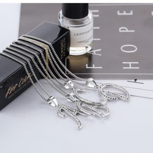 Großhandel – Mode-Luxus-Designer-Halskette mit Anhänger aus versilbertem Kupfer mit 24 Buchstaben und Diamanten für Damen und Herren