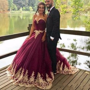 Stunning 2018 Western Ball Gowns Sweetheart Neckline Puffy Skirt Sweep Train Burgundy Tulle Gold Lace Arabic Style Prom Dresses