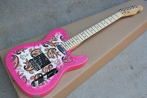 A guitarra elétrica da pintura cor-de-rosa da fábrica com pickguard e hardware do cromo transparente, fuga do maple, pode ser customizável.