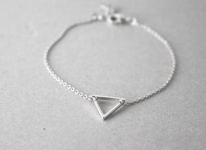 Tiny Open Triangle Armband Chevron Triangle Outline Armband Enkel Hollow Line Geometric V Armband för kvinnor