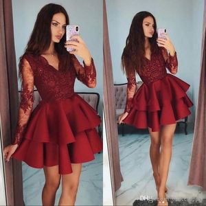 Seksowne Burgundia Satin Krótki 8th Grade Sukienki do domu Najnowszy Modest Sheer Długie Rękawy Aplikacje Koronki Cocktail Party Dress Custom Vestidos