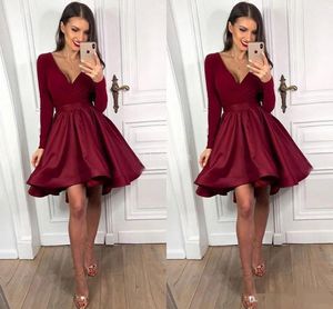 2020 Bourgogne Cocktail Party Dresses långa ärmar Deep V Neck Satin veck Kort prom klänning formellt tillfälle bär cocktailparty go314l