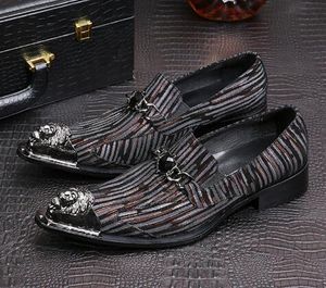 Branco Preto Rebite Oxfords Sapatos Homens Marca De Casamento Vestido De Ponta Do Metal Dedo Apontado Moda Bussiness Formal de Couro Sapatos de Ligação Homens