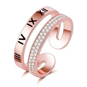 Nova chegada de qualidade superior 18kgf ouro rosa cheio de letras romanas Anel de dedo A+ Zircon micro pavê para mulheres Aniversário Atacado