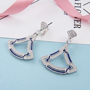Fashion-fan-formad örhänge för kvinnor högkvalitativa silverpläterade öronpinnar Vackra kubiska zirkoniumoxid smycken örhängen