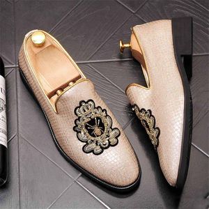 Novas Ruas trendsetter Homens bordados flats cavalheiro Sapatos de Casamento Homem Homecoming Sapatos Prom Sapato Social Masculinon