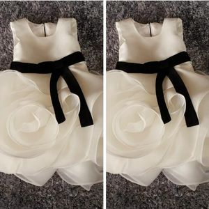 Jewel Günstige Organza-Blumenmädchenkleider 2019 Prinzessin A-Linie ärmelloses Kinder-Kleinkind-Erstkommunionkleid mit schwarzer Schärpe