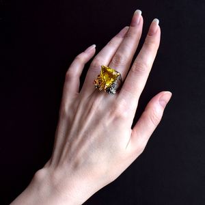 Moda kolorowy trójkąt kształt cyrkonia pierścień anel żeński biżuteria kwiat antygergia piękne duże pierścienie biżuteria