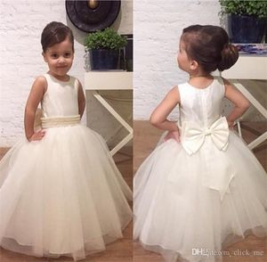 Klasyczna Koronkowa Kwiat Girl Sukienki na Wesela Appliqued Little Girls Pageant Dress Tulle Sweep Pociąg Suknie Komunion linii