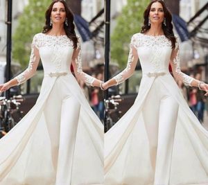 Långärmad Vit Jumpsuits Bröllopsklänningar Lace Satin med Overskirts Pärlor Kristaller Plus Storlek Bröllopklänningar Byxor Klänning Vestidos de Novia