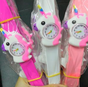 Nyaste Rosa Kid Watch Unicorn 3D Cartoon Klockor Gummi Slap Clap Armbandsur Silikon Band Söt Barnklocka