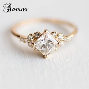 Prinsessan Cut Zircon Engagement Ring Vintage Guldfärg Promise Bröllop Ringar för Kvinnor Enkel Sommar Smycken Bästa Present