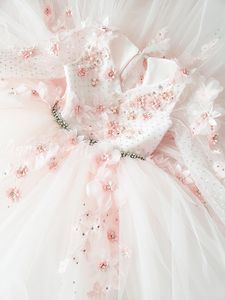 かわいいピンクの花の女の子のドレスVネック長袖手作りの花のビーズスパンコールの女の子Pageantサッシスイープトレインカスタムメイドの誕生日ガウン