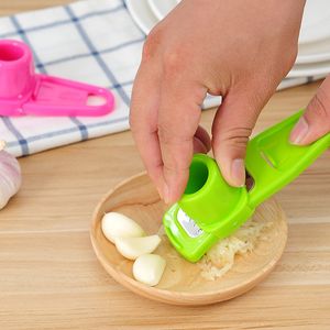 Süßigkeiten Farbe Küchenzubehör Plastik Ingwer Knoblauch Schleifwerkzeug Magic Silicon Peeler Slicer Cutter Reifen PLERER CT0498