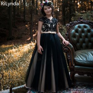 Prinsessan Black A Line Flower Girl Dresses Sheer Lace Cap Sleeves Lågbaksida med knappar med bälte Tjejer Pageant Gowns Gothic Weddings