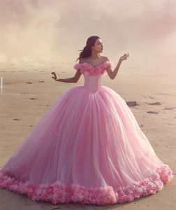 肩の手作りの花ピンクのボールガウンのビーチブライダルドレスのカラーウェディングドレスvestidos de Nova
