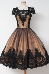 2019 A 라인 블랙 골드 고딕 짧은 웨딩 드레스와 짧은 소매 빈티지 1950 년대 60 년대 화려한 비 전통적인 가운