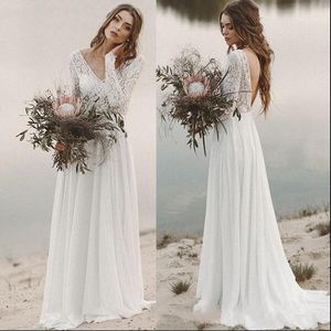 Billiga Beach Country Bröllopsklänningar 2019 A-Line Chiffon Lace Deep V-nacke med långa ärmar Baklösa draped Bridal Gown Illusion Bodice