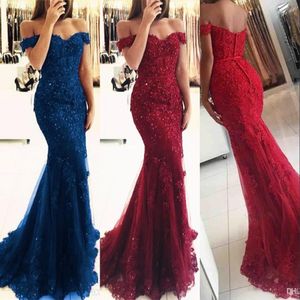 Mörkröd Burgundjägare Grön Prom Klänningar Av Skulder Lace Appliques Crystal Beaded Mermaid Sweep Train Afton Dress Party Pageant Gowns