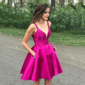 Fuchsia Spaghetti Straps Homecoming Klänningar Sweetheart Ruffles Fickor Korta Prom Cocktail Klänningar Satin ovanför knäefteknik Klänning 103