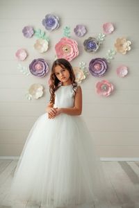 Cute Puffy Tulle Flower Girl Sukienki V Cut Back Perły Zroszony Klejnot Neck Kids Wedding Party Suknia Korant Pierwsza Komunia Urodziny Suknie