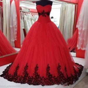 Schwarze und rote Gothic-Ballkleid-Hochzeitskleider, herzförmige Spitzenapplikationen, bunte Brautkleider der 1960er Jahre mit Schnürung