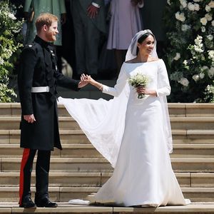 Abiti da sposa principessa più recente 2019 Bateau collo maniche lunghe semplice raso lungo Sweep abiti da sposa