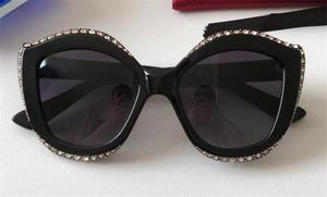 Atacado-novo Venda Designer Sunglasses Charming Cat Eye Grandes Quadros Corte Diamantes Diamantes Pequenos Diamantes Mulheres Moda Qualidade Top 0118