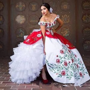 Elegancki z koronki z ramionami Quinceanera satynowa haft haftowa z koralikami warstwowe marszki balowe gowns zamiatanie pociągu Prom Księżniczka sukienki