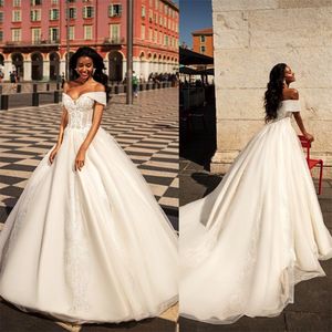 2020 Elegant Ballroom Bröllopsklänningar Off-Axel Ärmlös Appliqued Lace Hot Sälj Bridal Gown Ruched Court Train Robes de Mariée billigt