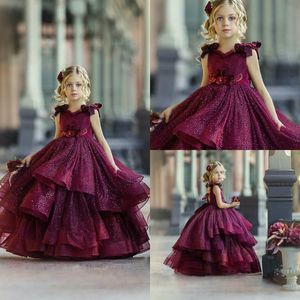 Billig blomma flicka klänningar juvel nacke ärmesless appliqued paljetter tiered girl page gown backless båge skräddarsydda kjolar födelsedagsklänningar