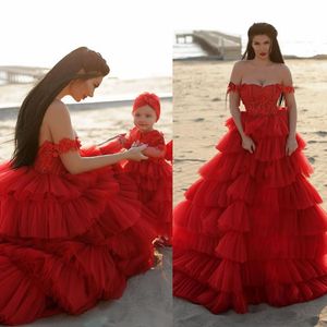 Sexig röd prom klänningar av axeln Tiered Ruffles Formal Aftonklänningar Golvlängd Runway Mode Plus Size Party Dress