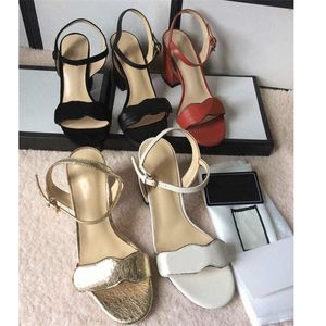 Moda Sandals Mulheres com tira no tornozelo saltos altos de couro preto Sandals Metallic laminado sapatos de couro de calcanhar Mid Wedding Party Sandália com Box