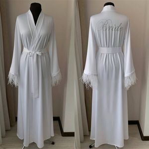 2020 Vit Satin Bröllopsrockar V-Neck Långärmad Beaded Feather Bridesmaid Robe Custom Made Ruched Sweep Train Night Gown for Women