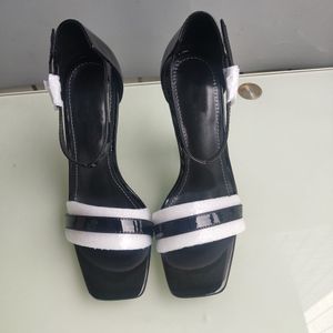 Scarpe da donna in stile classico europeo di lusso Sandali Pantofole alla moda Sandalo sexy Tacco alfabetico Cuciture in pelle e realizzazione di fibbie per cinture