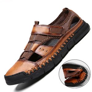 de Novos Negócios Verão Men Casual Sandals Homens Splice sapatos de couro ao ar livre masculino Mão costura Envolvido Toe Praia Sandália Homens