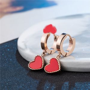 Modedesign Damen Hochwertiger roter Herz-Anhänger, baumelnder Huggie-Ohrring, rosévergoldeter Edelstahl-Schmuck zum Verkauf