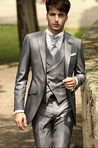 Smoking da sposo bello con un bottone grigio argento Risvolto a punta Uomo Wedding Party Groomsmen 3 pezzi Abiti (giacca + pantaloni + gilet + cravatta) K130